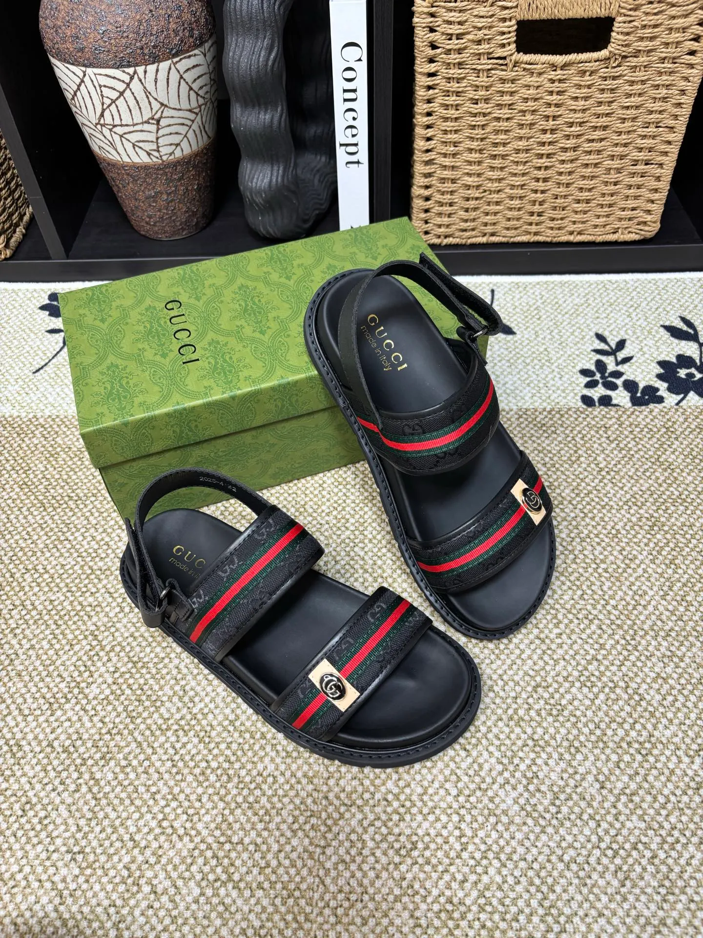 Factory 💰 300 yuan Gucci slippers] high-end men's shoes brand official website 1:1 latest masterpiece: original mold customization, the fabric is made of imported original materials, upgraded outsole, lighter and non-slip. The market's top quality, simple yet tasteful, a must-have for fashionistas, fashionable at your feet, full of confidence, the same style at the counter 👍The season of summer slippers is here. Code: 38-45 (45 customized)